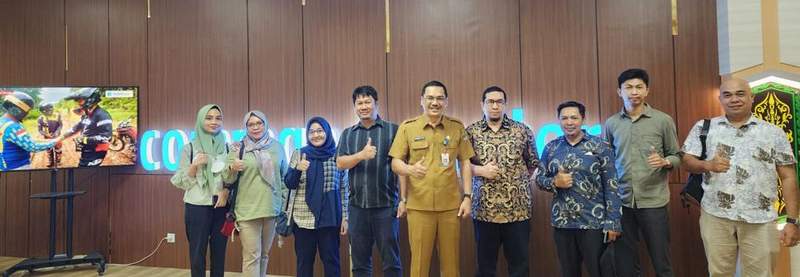 BERBAGI PENGALAMAN: Kepala Diskominfo Kaltim Muhammad Faisal (tengah) berkunjung ke Kantor Dinas Komunikasi Informatika, Statistik, dan Persandian (Diskominfostaper) Kabupaten Paser.