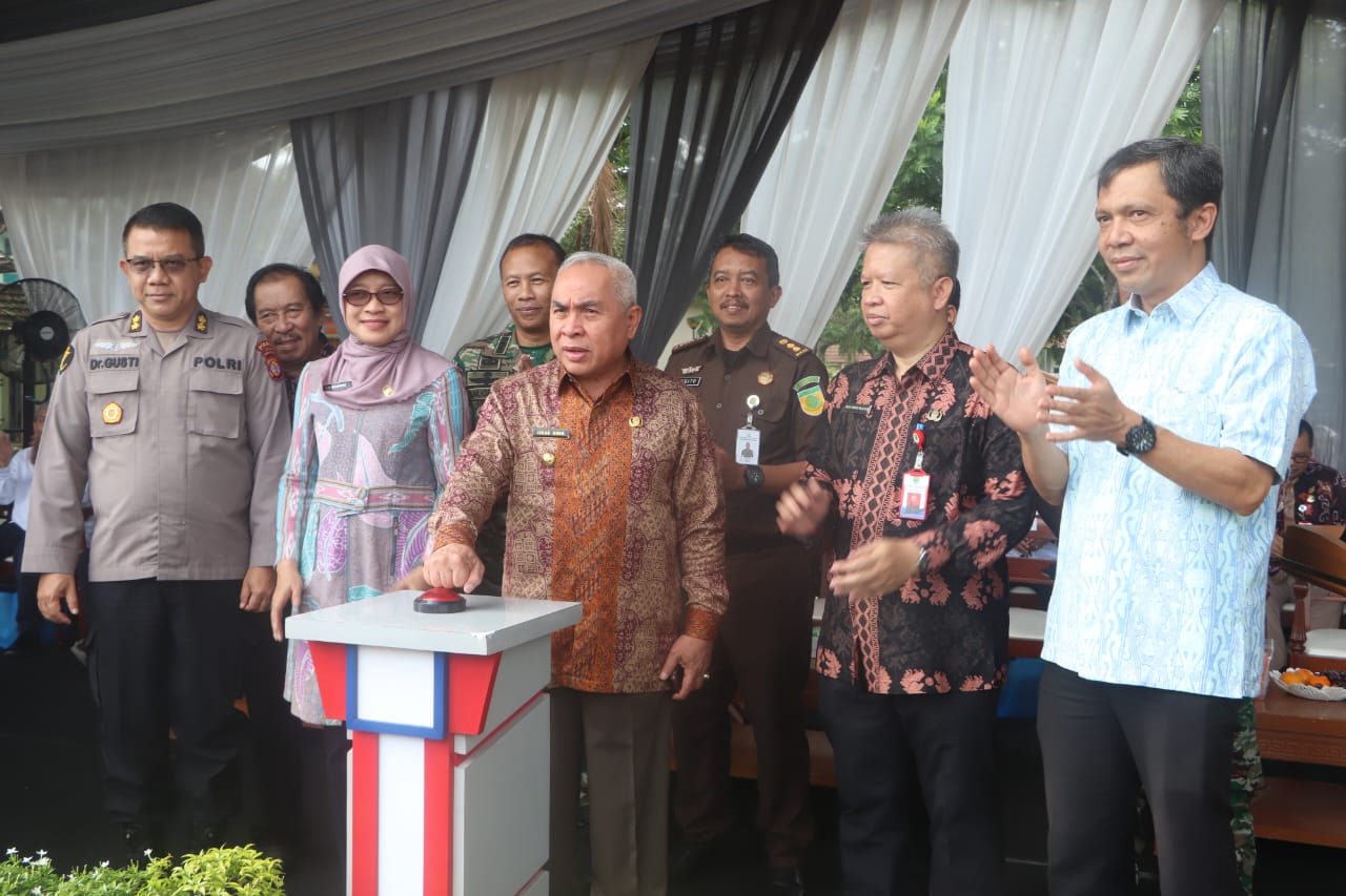 GROUNDBREAKING: Gubernur Kaltim Isran Noor menekan tombol sirene, tanda groundbreaking pembangunan Gedung Perawatan Pandurata RSUD AWS, Jumat (3/3) lalu.