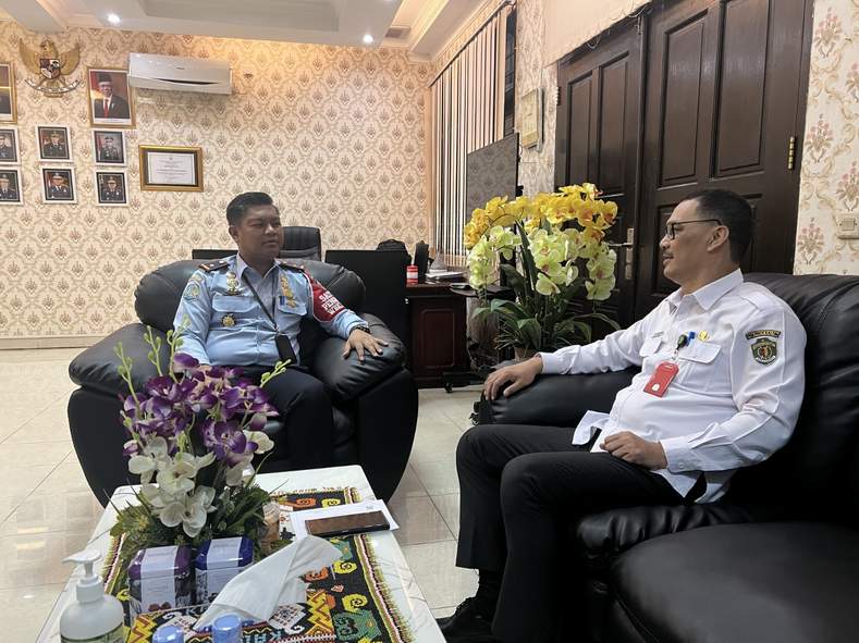 DISKUSI SANTAI: Kepala Dinas Komunikasi dan Informatika (Diskominfo) Provinsi Kaltim M Faisal (kanan) bersama Kepala Kantor Imigrasi Kelas 1 Samarinda, Washington Saut Dompak, bersinergi untuk peningkatan informasi.