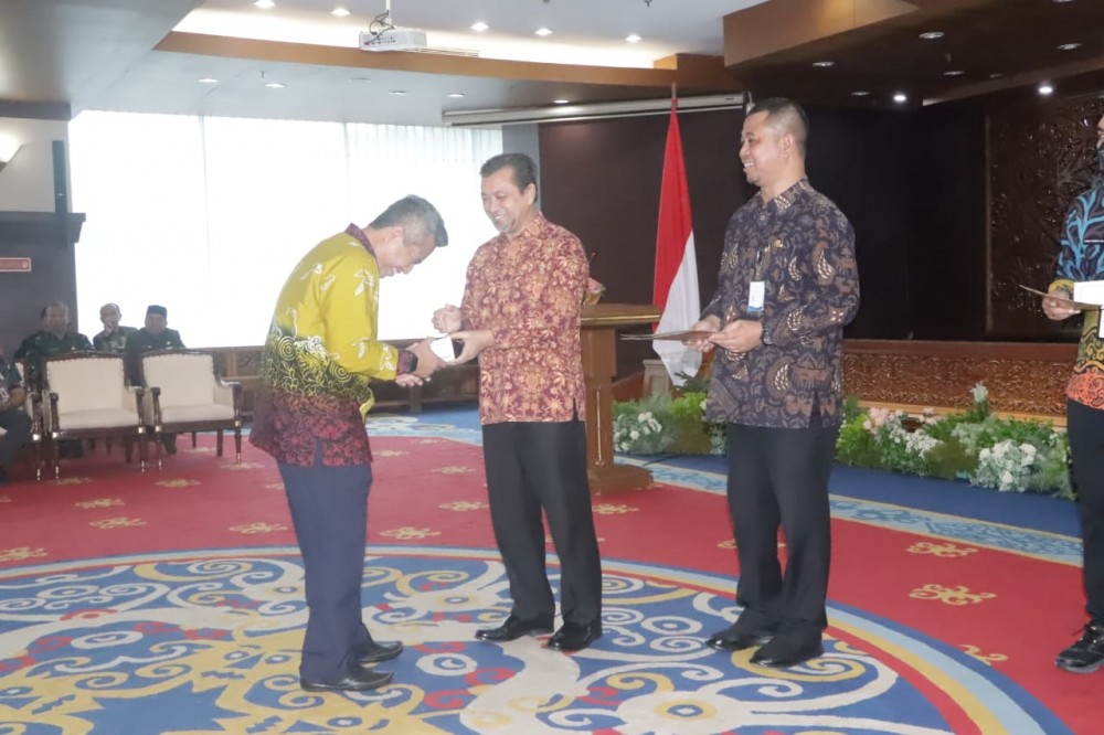 DAPAT APRESIASI: Pegawai negeri sipil (PNS) di lingkungan Pemerintah Provinsi Kalimantan Timur (Kaltim) diberikan penghargaan atas prestasi dan kinerjanya.