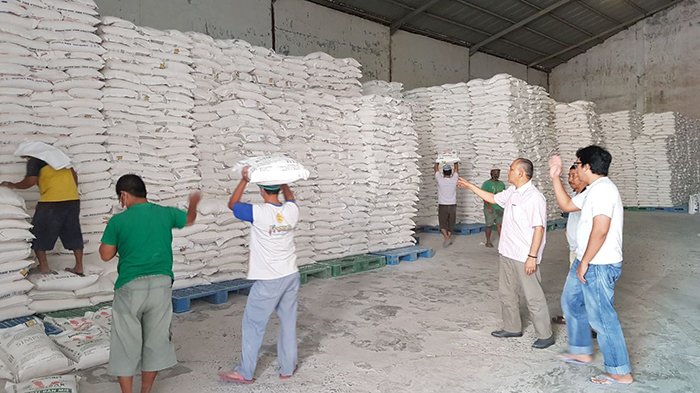 PERMINTAAN MENINGKAT: Gudang tempat menyimpan tepung terigu di Samarinda.