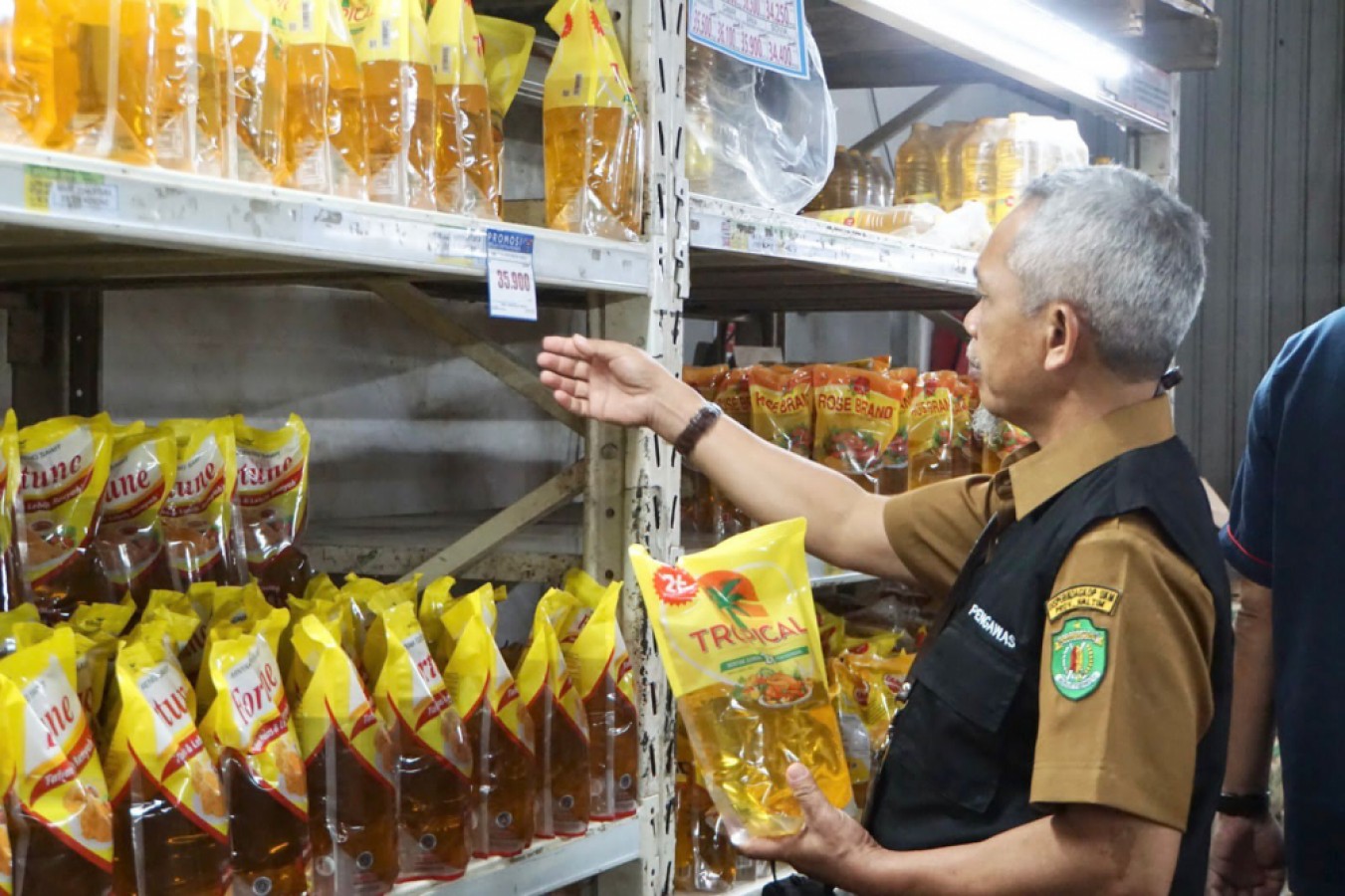 PANTAU: Tim gabungan Pemprov Kaltim mengecek pasokan bahan pokok.