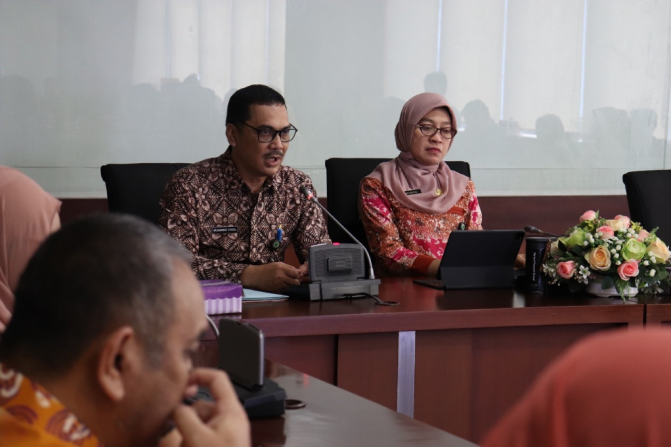 PERKUAT PERSIAPAN: Sekretaris Daerah Provinsi Kaltim Sri Wahyuni (kanan) turut hadir memberikan arahan akhir di dampingi Kepala Diskominfo Kaltim Muhammad Faisal (kiri).