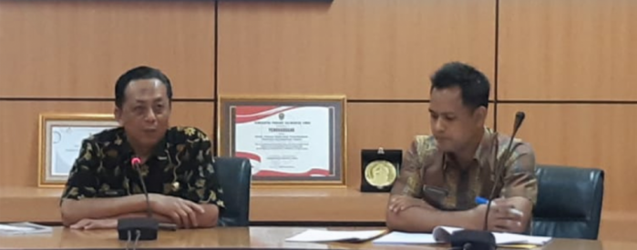 FOTO : Rozani Erawadi (kiri) selaku Kepala Dinas Tenaga Kerja dan Transmigrasi (Dinaskertrans) Kaltim.