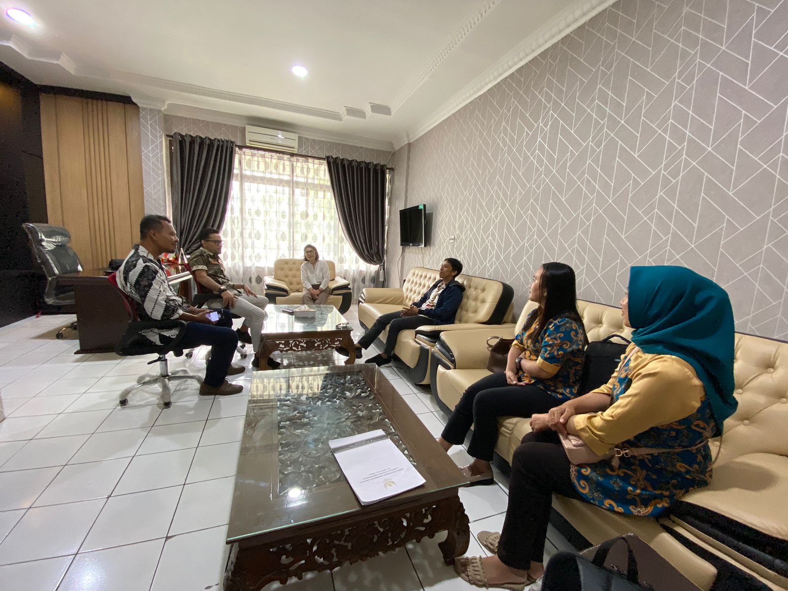 FOTO : Ketua KPID Kaltim Irwansyah (duduk, tiga dari kanan) berdiskusi bersama KPID Sumut saat Kunker kemarin.