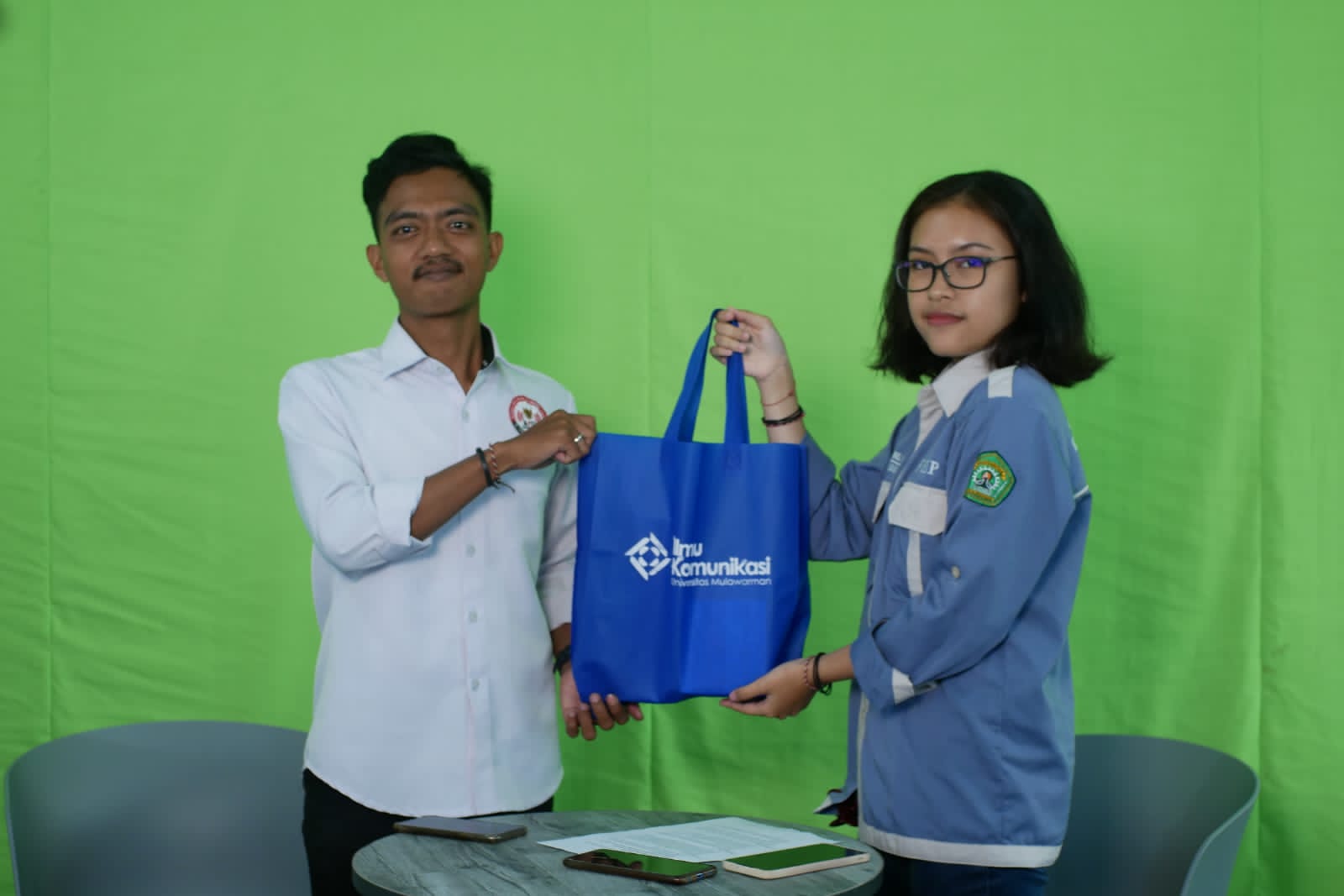 Foto: Humas KPID Kaltim Gusti (kiri) menerima kenang-kenangan dari fakultas Fisip Unmul usia acara podcast kemarin.