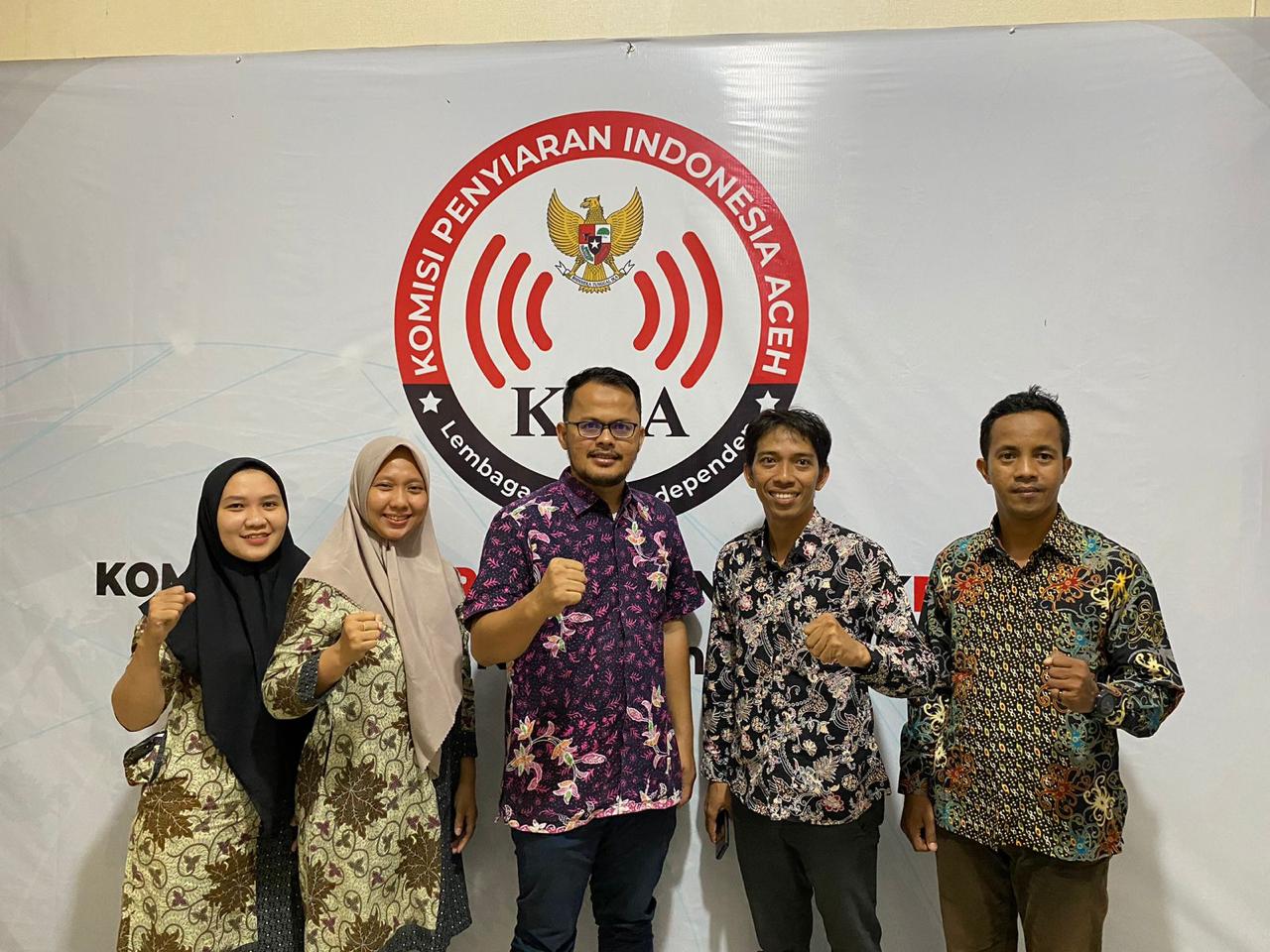 FOTO : Ketua KPID Kaltim Irwansyah (dua kanan) saat bertandang ke markas KPID Kaltim.