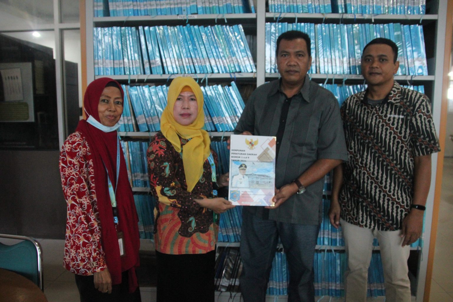 KUNJUNGAN: Sekretariat Daerah Kabupaten Paser melalui Biro Hukum, serahkan Himpunan Peraturan Daerah 2021 saat berkunjung ke Dinas Perpustakaan dan Kearsipan (DPK) Kaltim, pada Kamis (23/2).