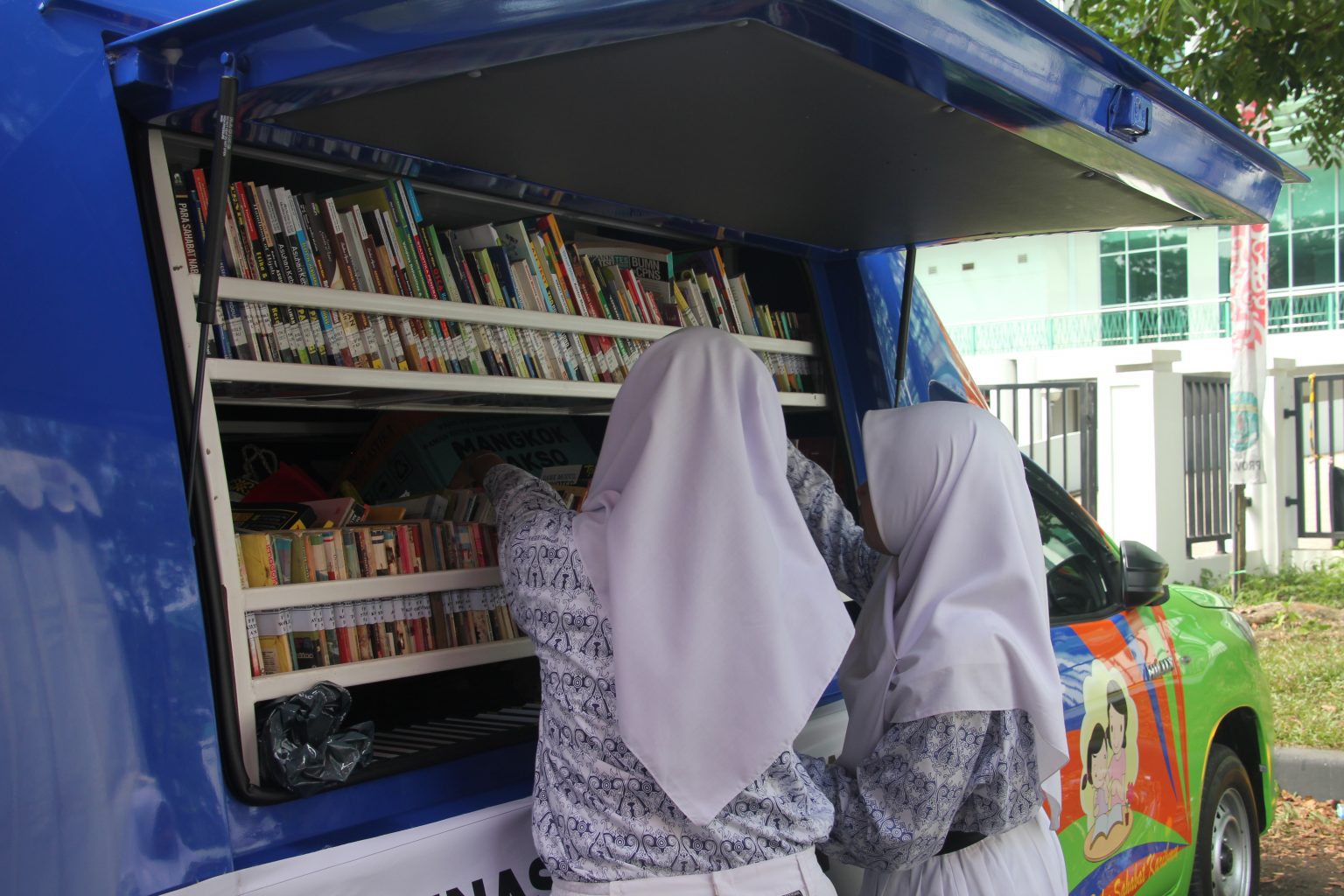GEMAR BACA: Siswa terlihat mencari buku di perpustakaan keliling.