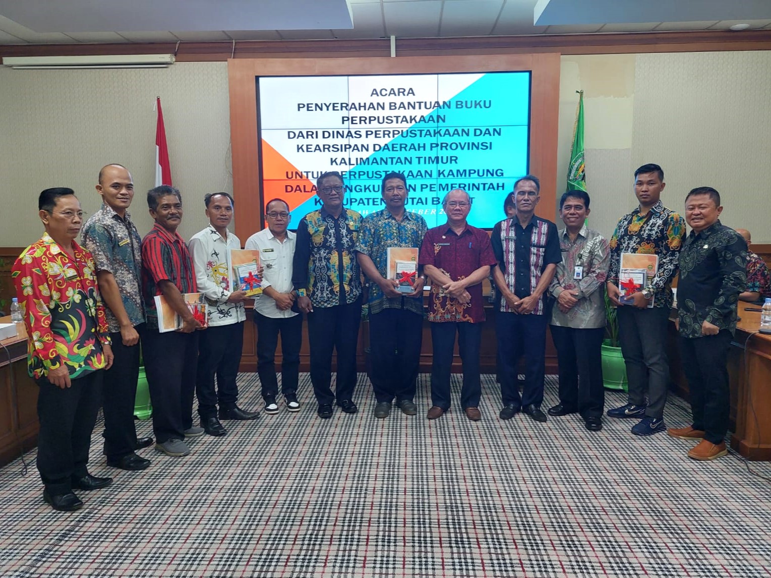 SERAHKAN: Kepala DPK Kaltim yang diwakili oleh Kabid BP3KM, Taufik, saat menyerahkan bantuan buku di Kubar.