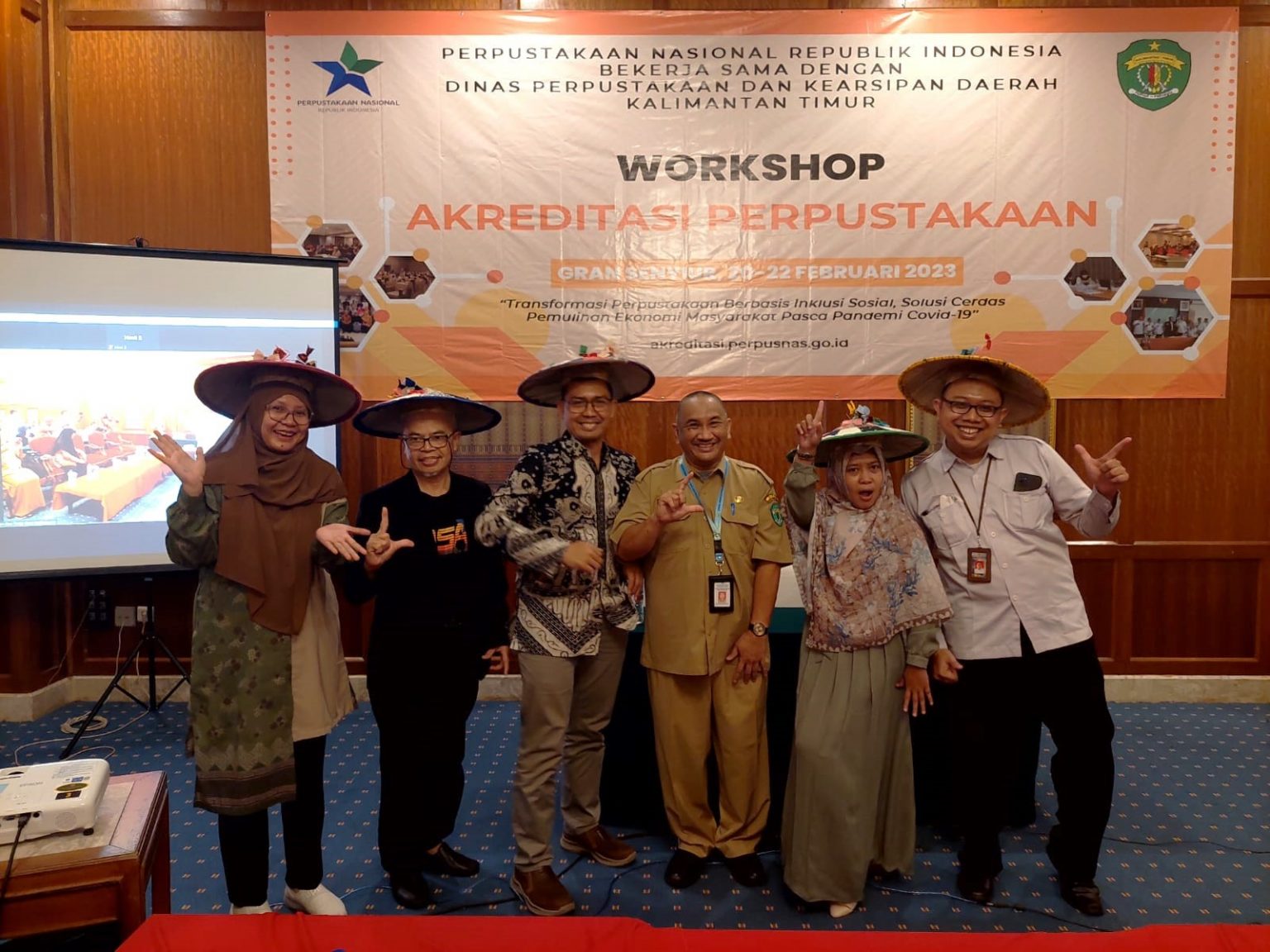 SINERGI: Kepala DPK Kaltim Muhammad Syafranuddin (tiga kanan) usai membuka acara dan berfoto Bersama.