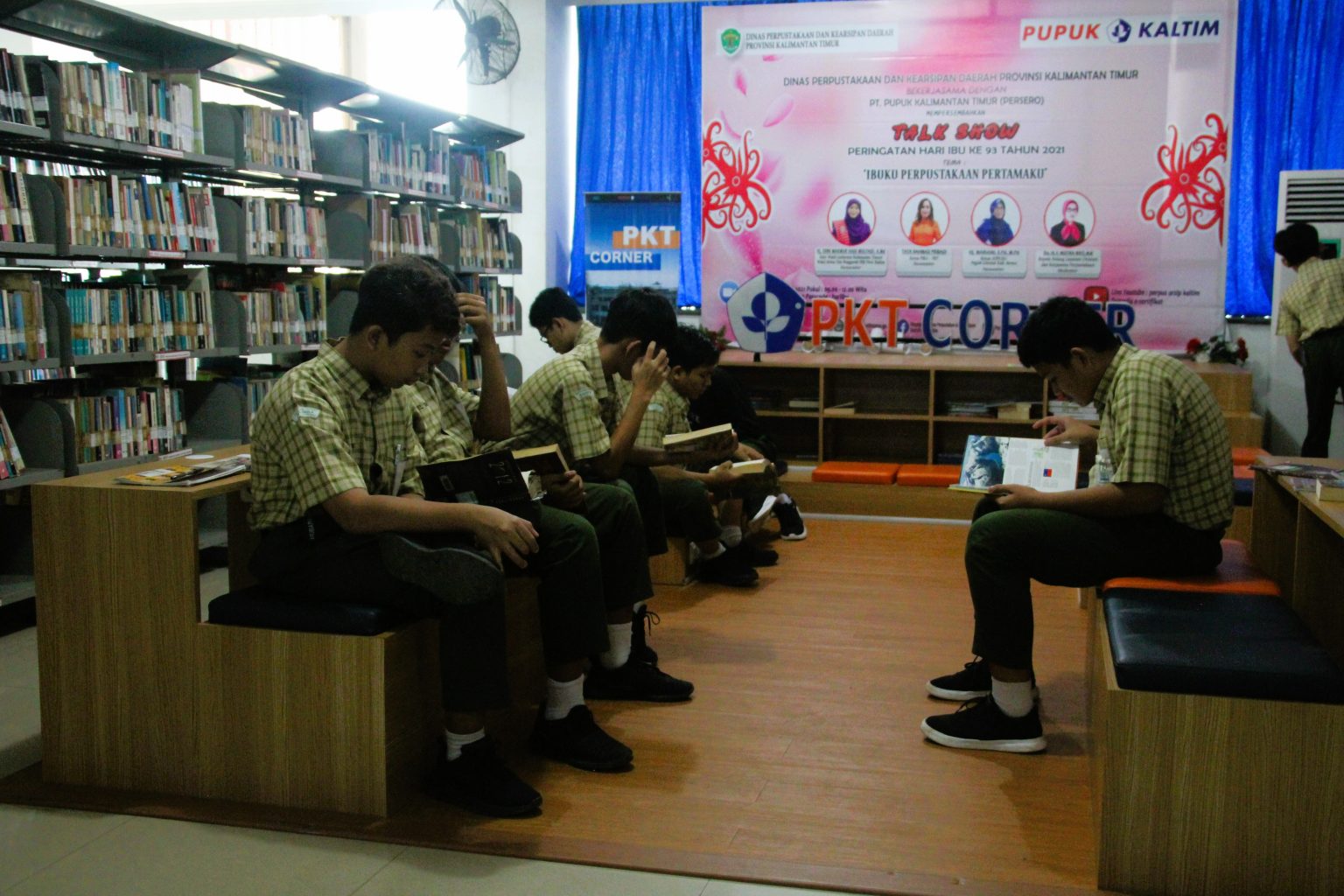 BUDAYA BACA: Siswa dan siswi menyambangi perpustakaan.