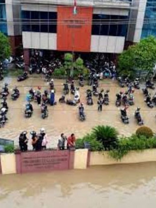 PARAH: Gedung Perpustakaan Pemprov Kaltim langganan banjir. (Foto Istimewa)
