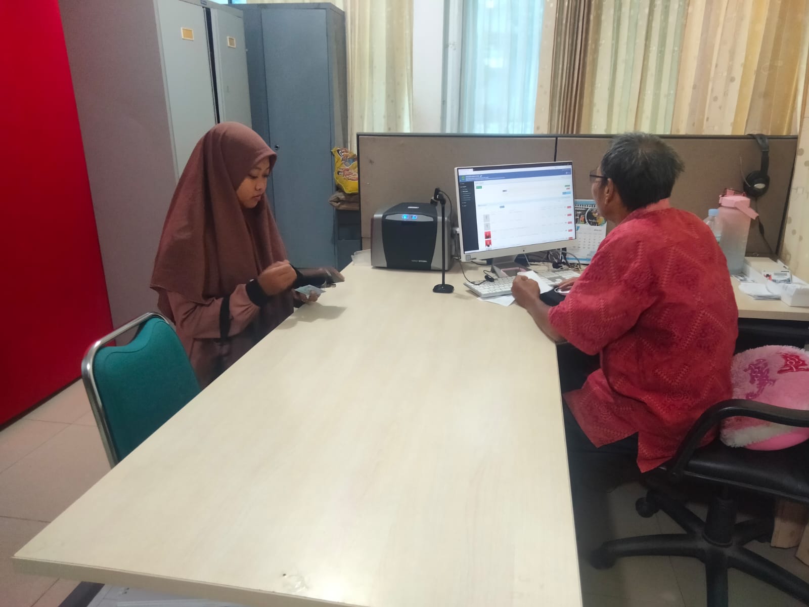 BIKIN KARTU: Staff Pelayanan Dinas Perpustakaan dan Kearsipan Kaltim membuatkan kartu keanggotan untuk mahasiswa yang datang di Ruang Administrasi Keanggotaan, Gedung Dinas Perpustakaan dan Kearsipan Kaltim, Jalan Juanda, Samarinda.