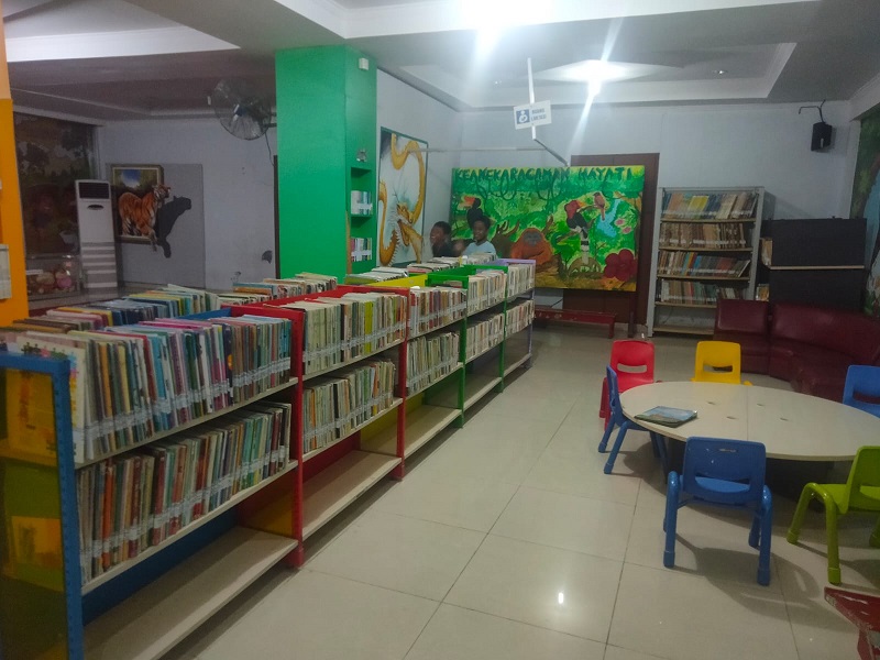 KENA IMBAS: Petugas Perpustakaan sengaja mengosongkan bagian bawah rak buku karena Gedung Dinas Perpustakaan dan Kearsipan Provinsi Kaltim di Jalan Juanda, Samarinda, langganan kebanjiran.