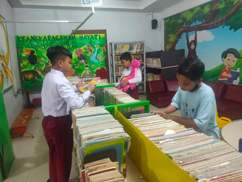 GEMAR MEMBACA: Anak-anak SD Negeri 018 Samarind sedang memilih buku, di Ruang Perpustakaan Anak, Gedung Dinas Perpustakaan Provinsi Kaltim, di Jalan juanda, Samarinda, pada Selasa (14/3).