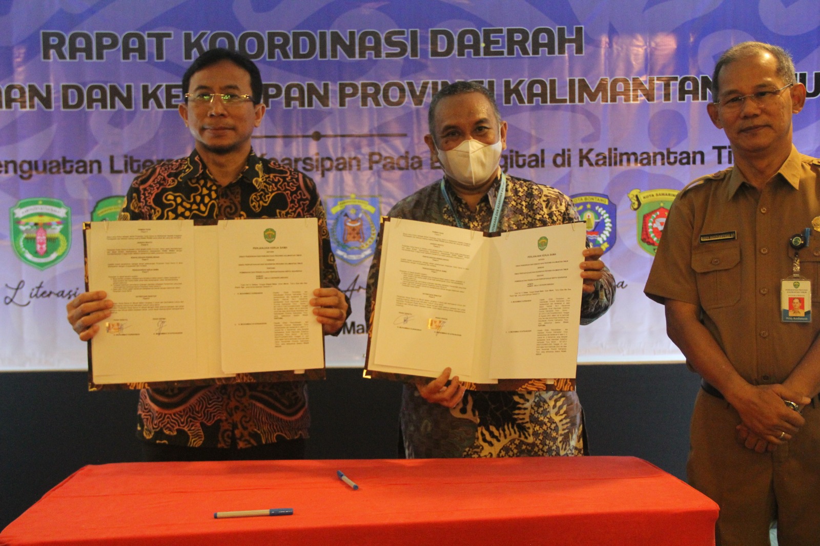 BERJUANG: Tandatangani kerja sama di bidang pelatihan pengelolaan perpustakaan dan kearsipan bagi siswa dan siswi SMA/SMK, pada Selasa (14/3).