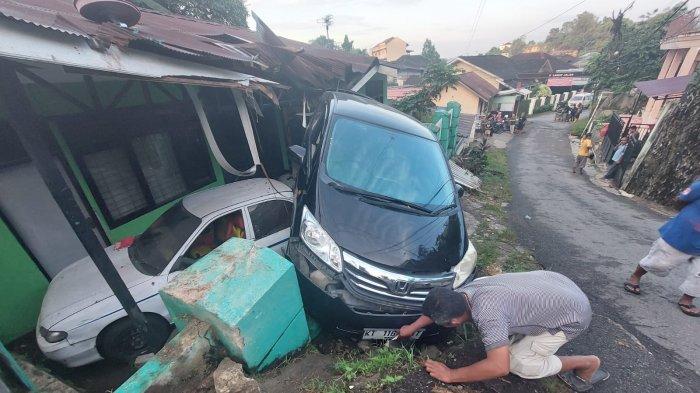 Potret mobil Honda Freed yang diduga tergelincir lantaran jalan licin dan menabrak sebuah rumah di Jalan Suwandi, Samarinda, Kalimantan Timur pada Senin (18/9/2023). Kondisi mobil Honda Freed itu juga tak jauh beruntung. Sebab mengalami kerusakan parah pada bagian belakang dan sisi samping kiri.
