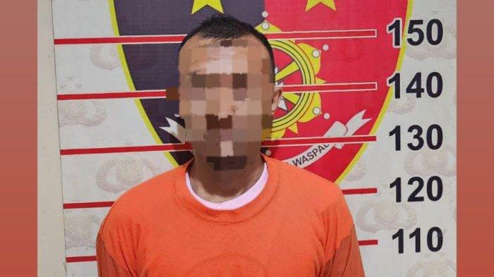 Pelaku dan pisau dapur yang digunakannya untuk mengancam korban saat diamankan Polsek Sungai Kunjang. Jumat (8/9/2023) lalu.