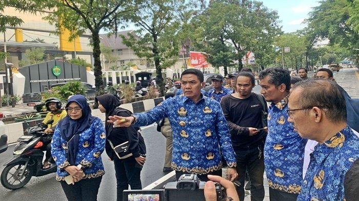 Wali Kota Samarinda Andi Harun saat sidak Jalan Kesuma Bangsa bersama dengan jajaran OPD terkait sore tadi, Senin (18/9/2023). Ia melakukan pengamatan dari hasil pengerjaan perbaikan jalan yang digencarkan oleh Pemkot Samarinda.
