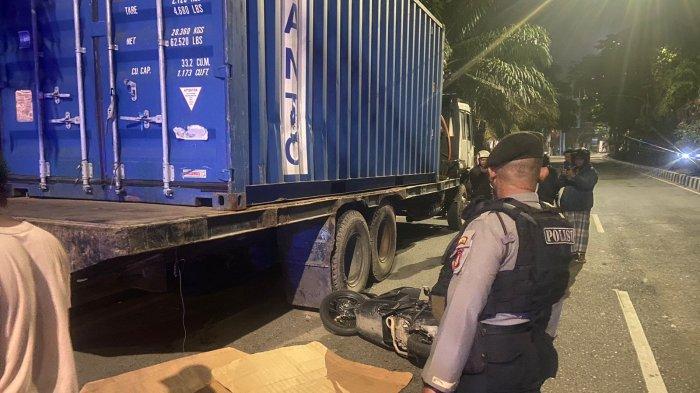 FOTO : Proses evakuasi jasad SF (17) pasca menabrak truk kontainer yang terparkir di bahu Jalan Untung Suropati Samarinda, Jumat (13/10/2023) dini hari tadi/HO/Satlantas Polresta Samarinda