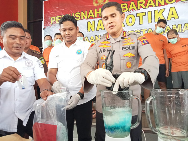FOTO : Pemusnahan barang bukti sabu seberat 1.302,66 gram netto dan 3.771 butir ekstasi di Mapolresta Samarinda, Rabu (11/10/2023).