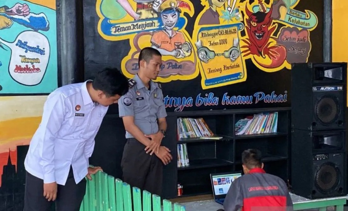 ATASI JENUH: DPK Kaltim menyediakan ratusan buku yang bisa dibaca oleh warga binaan pemasyarakatan.