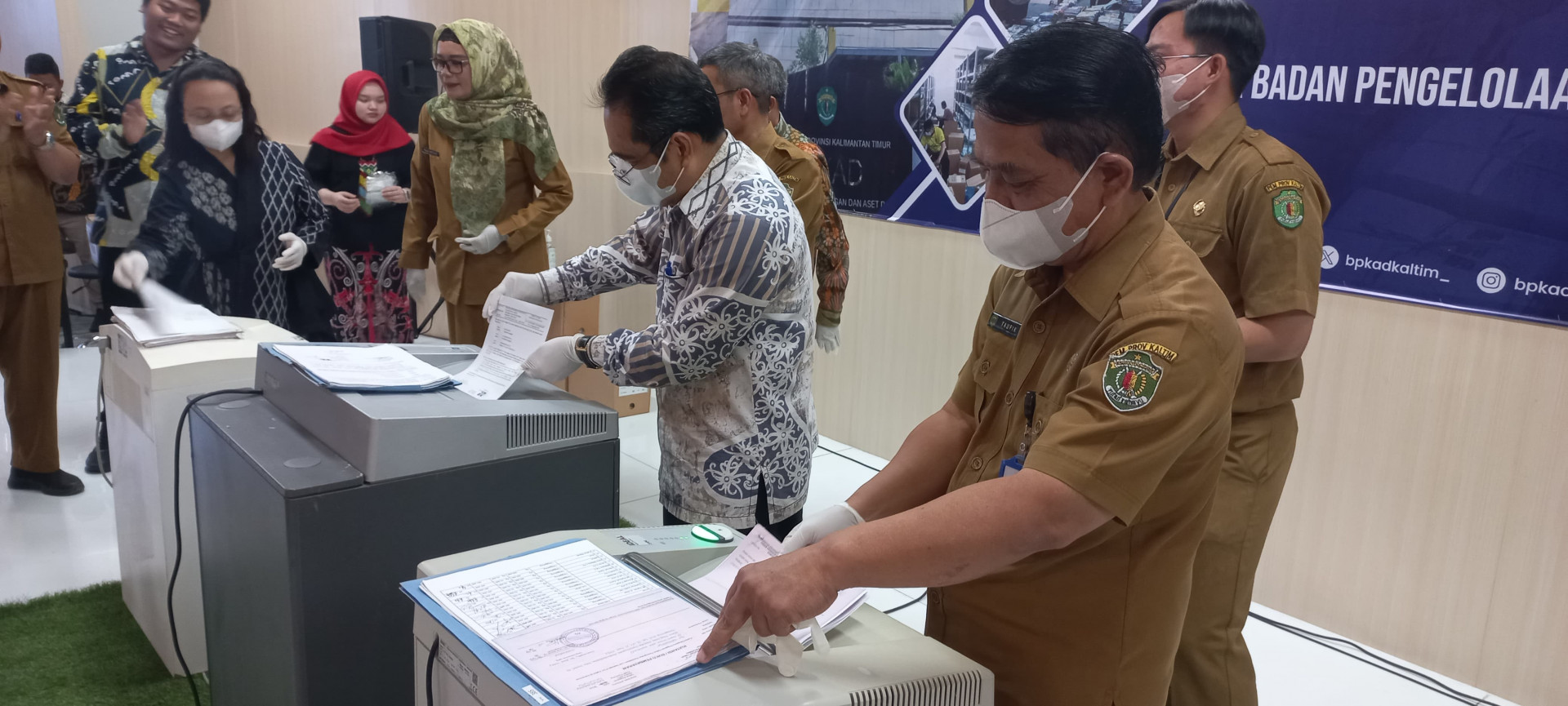 BERTAHAP: Berkas yang sudah dicacah kemudian diserahkan ke DLH demi memastikan keamanan proses pemusnahan tahap lanjut dokumen tersebut.