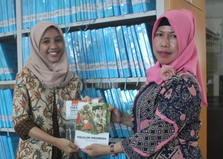 SEMOGA BERMANFAAT: Penyerahan 22 eksemplar buku berbagai judul dari MUP kepada DPK Kaltim diharapkan bisa bernilai manfaat bagi masyarakat.