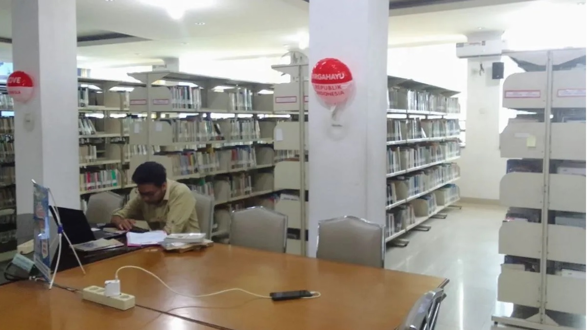 BERMANFAAT: Kehadiran teknologi memudahkan proses pendataan koleksi buku terbitan berkala yang dimiliki DPK Kaltim.