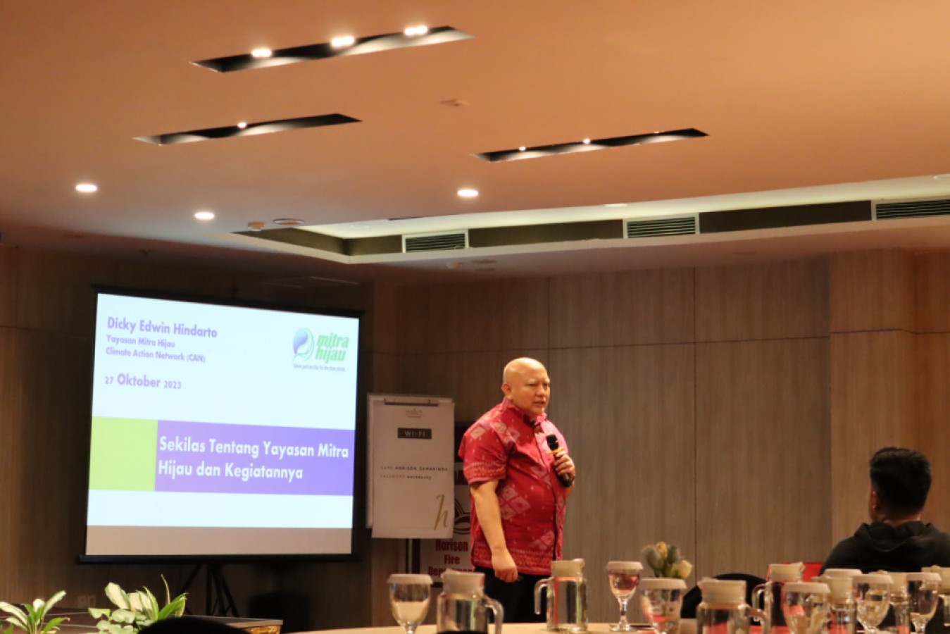 SHARING: Ketua Dewan Pembina YMH Dicky Edwin Hendarto saat memaparkan seputar perkembangan isu energi hijau ke awak media, Jumat (27/10).