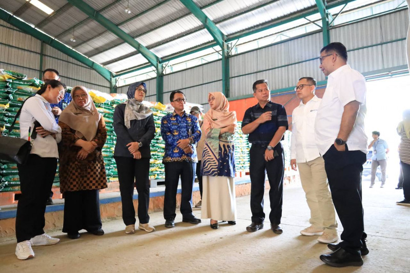 TINJAU LAPANGAN: Penjabat Gubernur Kaltim Akmal Malik saat meninjau Gudang Perum Bulog Samarinda, demi memastikan ketersediaan beras untuk masyarakat Bumi Etam.