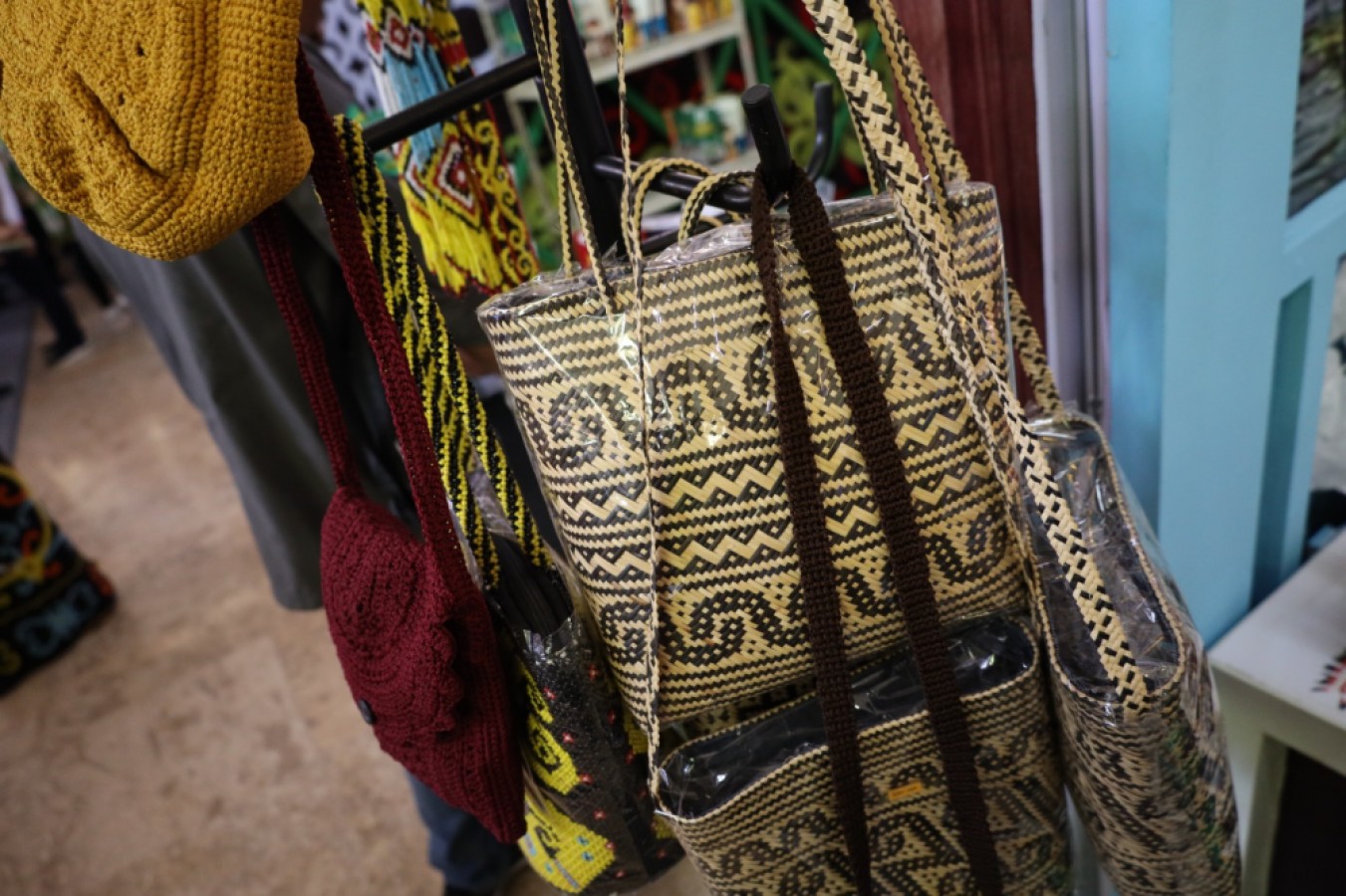 BERKEMBANG: Deretan produk asli olahan masyarakat Muara Badak yang dibawa KIM Muara Badak ke KIMFest 2023 di Surabaya, Jawa Timur.