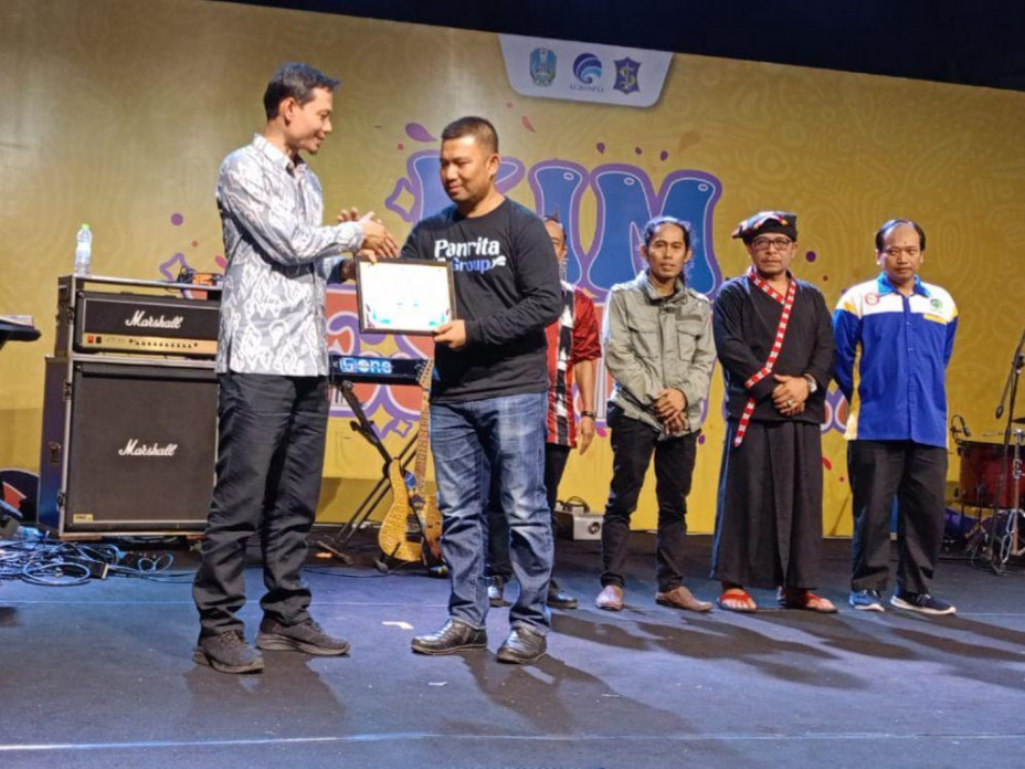 BERPRESTASI: Ketua KIM Muara Badak Ahmad (kedua kiri) menerima penghargaan dari Direktur Tata Kelola dan Kemitraan Komunikasi Publik Hasyim Gautama sebagai KIM adaptif.