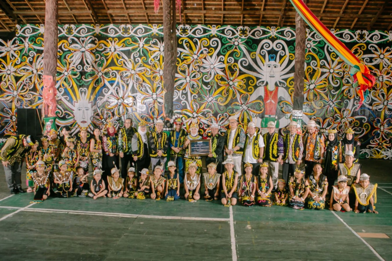 WUJUD PERHATIAN: Perwakilan BI Kaltim menyerahkan bantuan PSBI kepada masyarakat Desa Budaya Sungai Bawang, Muara Badak, Kutai Kartanegara.