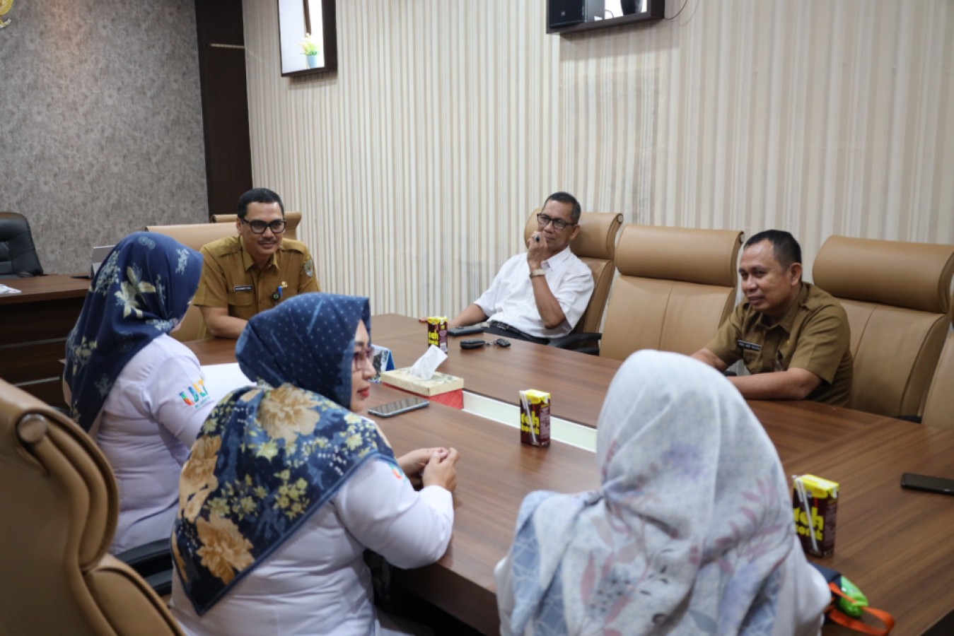 KOORDINASI: Kadis Kominfo Kaltim Muhammad Faisal menerima kedatangan rombongan ULT Unmul, membicarakan tentang pengembangan PPID.