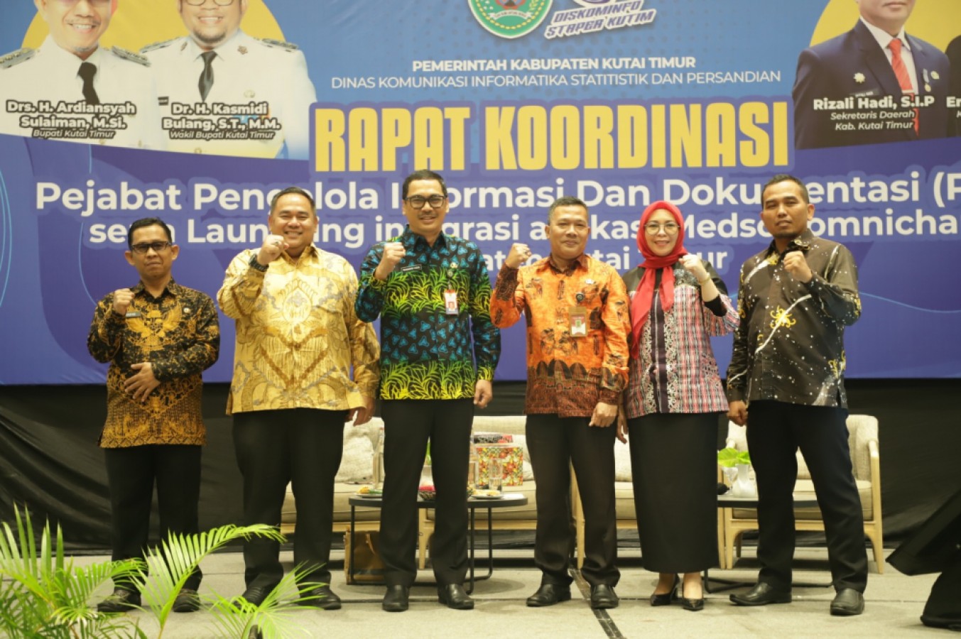 GENCAR BERGERAK: Muhammad Faisal (ketiga kiri) bersama beberapa narasumber lain dalam rakor PPID Kaltim dan launching Omnichannel di Samarinda, Kamis (16/11).