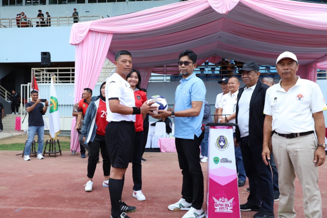 SELAMAT BERTANDING: Kepala Dispora Kaltim Agus Hari Kesuma memberikan bola kepada wasit sebagai simbol dimulainya Piala Gubernur Kaltim 2023.