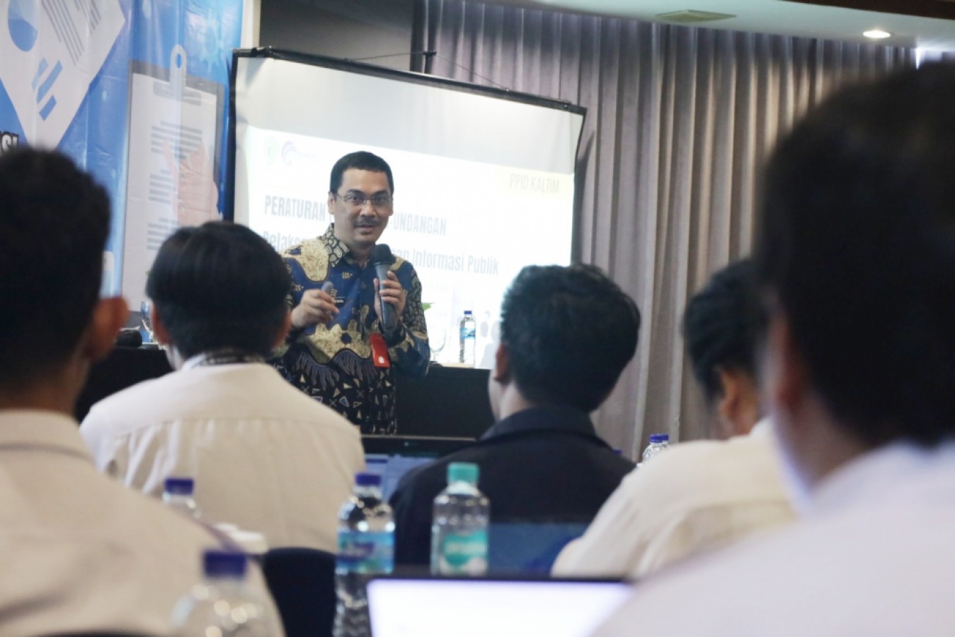 BUKA WAWASAN: Muhammad Faisal menjadi salah satu narasumber dalam bimtek PPID Dinas Kehutanan Kaltim yang terselenggara di Hotel Golden Tulip, Balikpapan, Rabu (15/11).