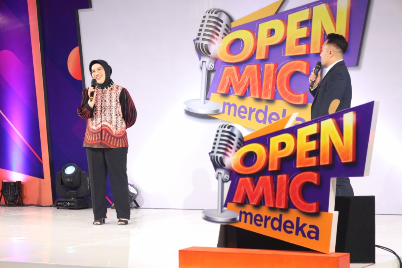 BERTALENTA: Dokter Yulia Zubir Akmal saat bermonolog di depan audiens program Open Mic Merdeka 2023, di SCTV Tower, Jakarta, Selasa (14/11)