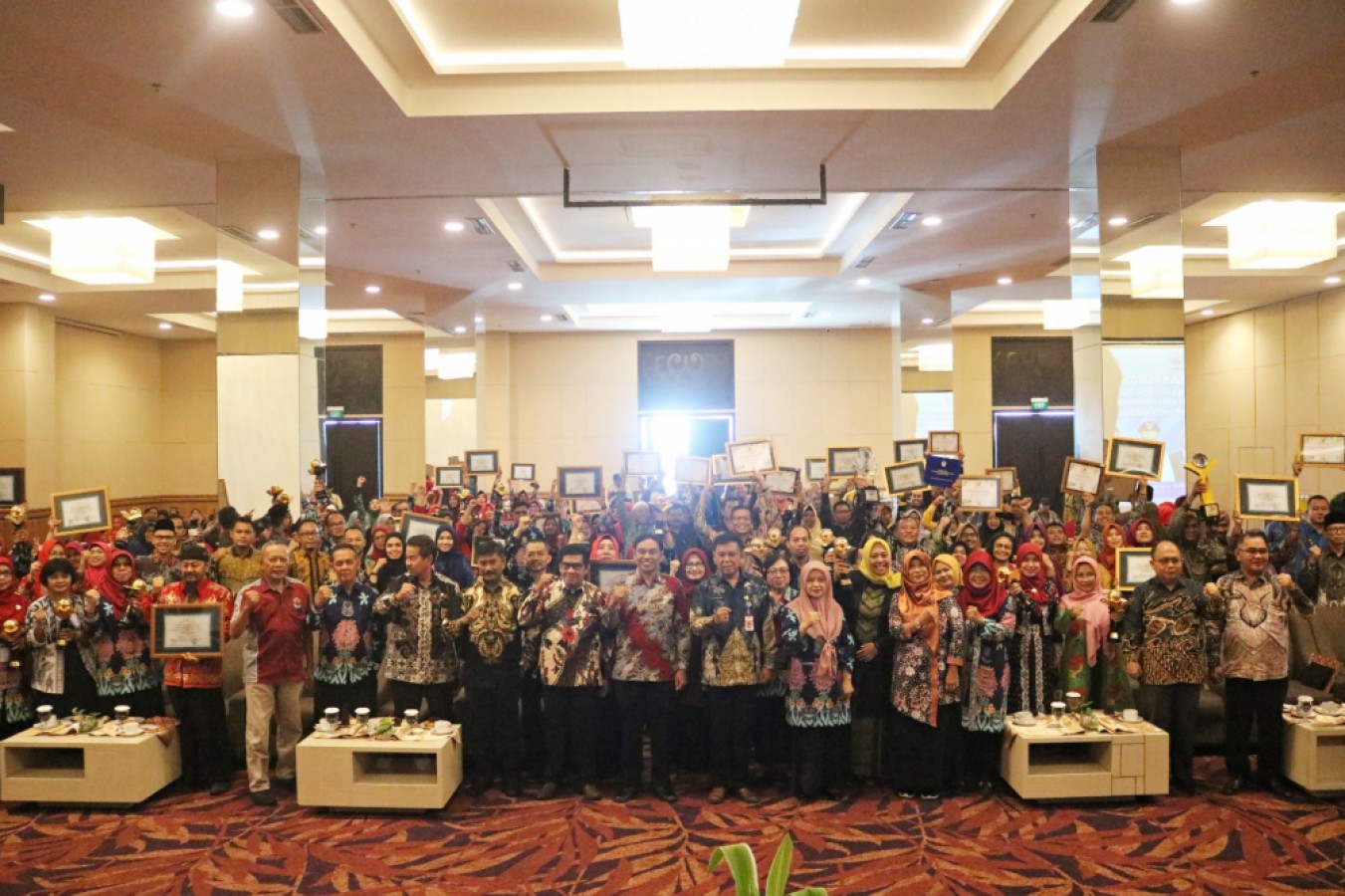 BERI SELAMAT: EA Rafiddin Rizal mewakili Pj Gubernur Kaltim Akmal Malik mengapresiasi puluhan sekolah adiwiyata yang menerima penghargaan dari Menteri LHK RI.