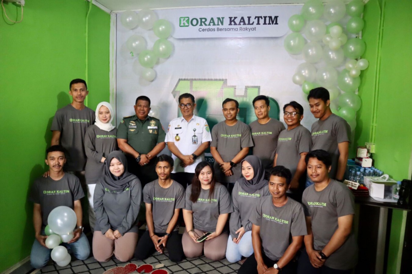 CERDASKAN RAKYAT: Akmal Malik (seragam putih) mendoakan Koran Kaltim bisa tetap eksis dalam pertambahan usianya yang ke-17 tahun.