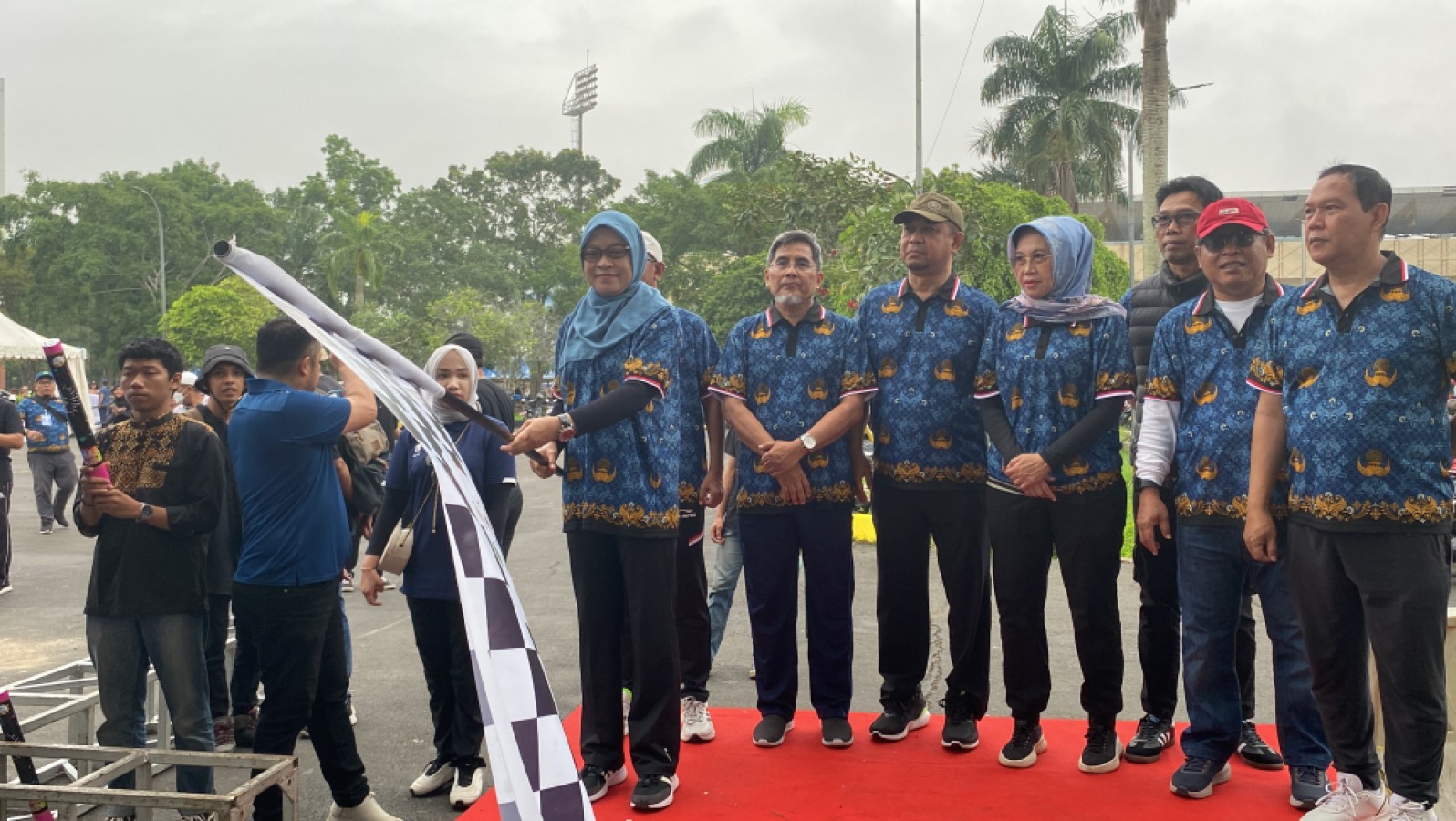 SELEBRASI: Sri Wahyuni mengibarkan bendera start, tanda dimulainya jalan sehat, rangkaian peringatan HUT ke-52 Korpri di Gelora Kadrie Oening, Samarinda.