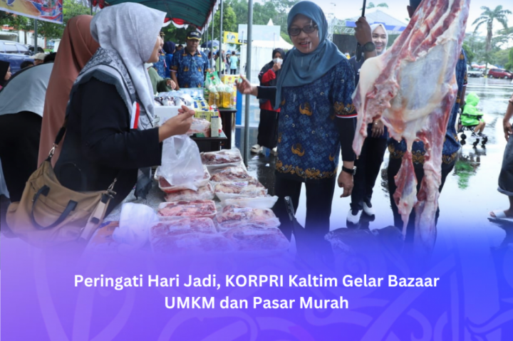 MURAH MERIAH: Sekprov Kaltim Sri Wahyuni saat mengunjungi salah satu gerai di bazaar UMKM dan pasar murah di rangkaian peringatan HUT ke-52 tahun Korpri di Kaltim.