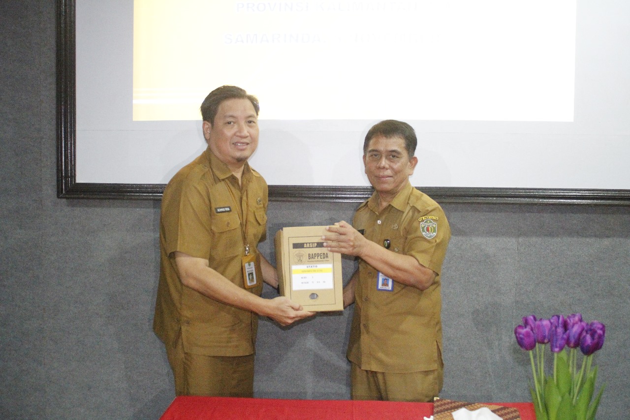 SELAMATKAN DOKUMEN: Penyerahan arsip ke DPK Kaltim menjadi cara Bappeda Kaltim menyelamatkan dokumen yang menumpuk di kantor mereka.