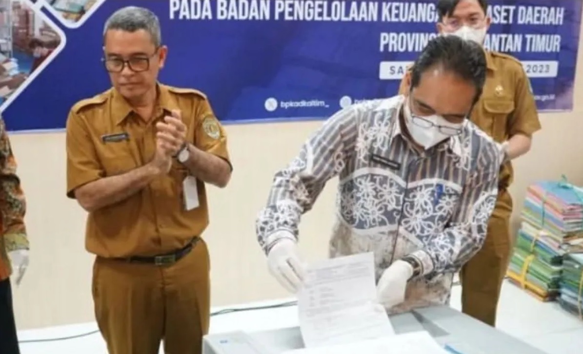 TERTIB: Pemusnahan arsip dan penyerahan arsip statis oleh BPKAD kepada DPK Kaltim, diharapkan bisa ditiru oleh OPD lain di lingkup Pemprov Kaltim.