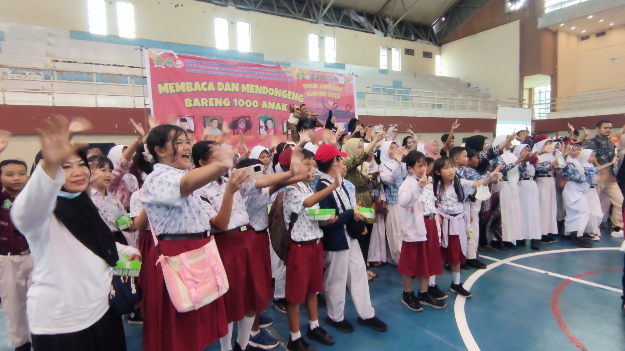 ANTUSIAS: Para peserta menikmati momen jalannya kegiatan mendongeng dan membaca bersama 1.000 anak di gedung serbaguna kompleks Gelora Kadrie Oening, Samarinda, Minggu (26/11).