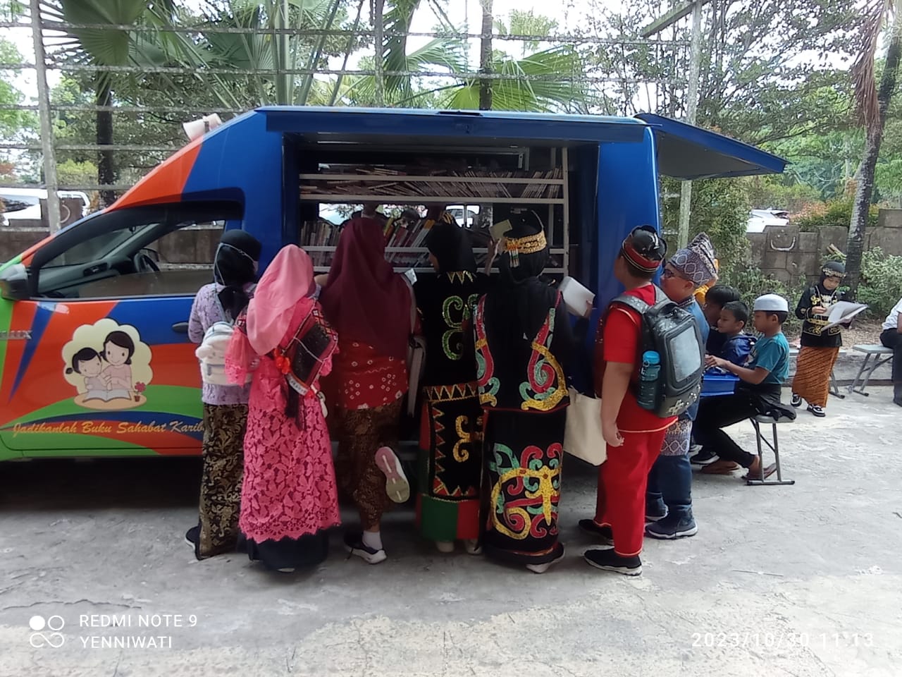 KEGIATAN FAVORIT: Para siswa SD Fastabiqul Khairat tampak antusias memilih dan meminjam buku yang dibawa oleh mobil perpustakaan keliling DPK Kaltim.