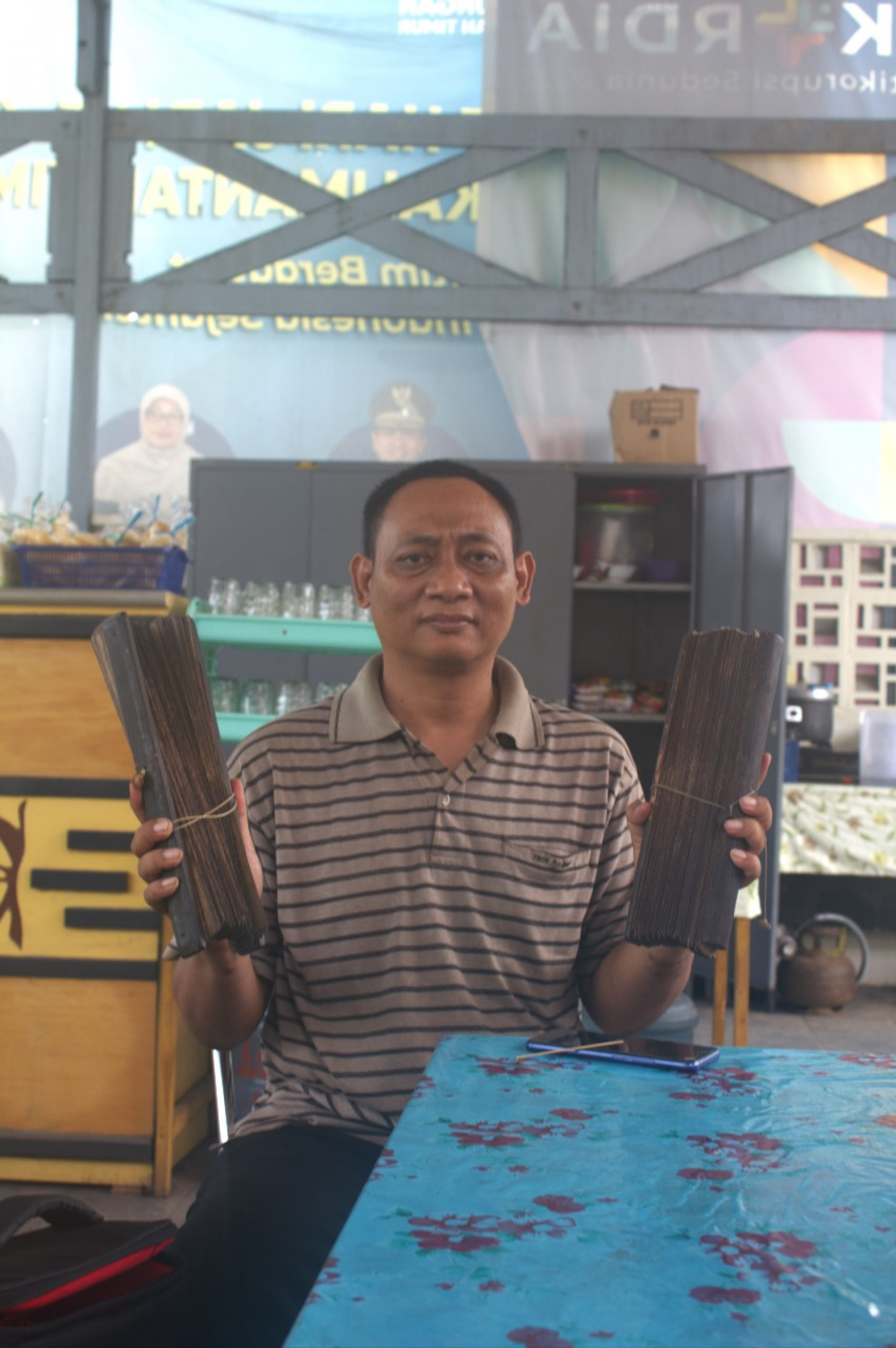 HARTA SEJARAH:  Elvin Satria Widodo menunjukkan daun lontar koleksinya yang ternyata memuat tulisan bernilai sejarah tinggi.