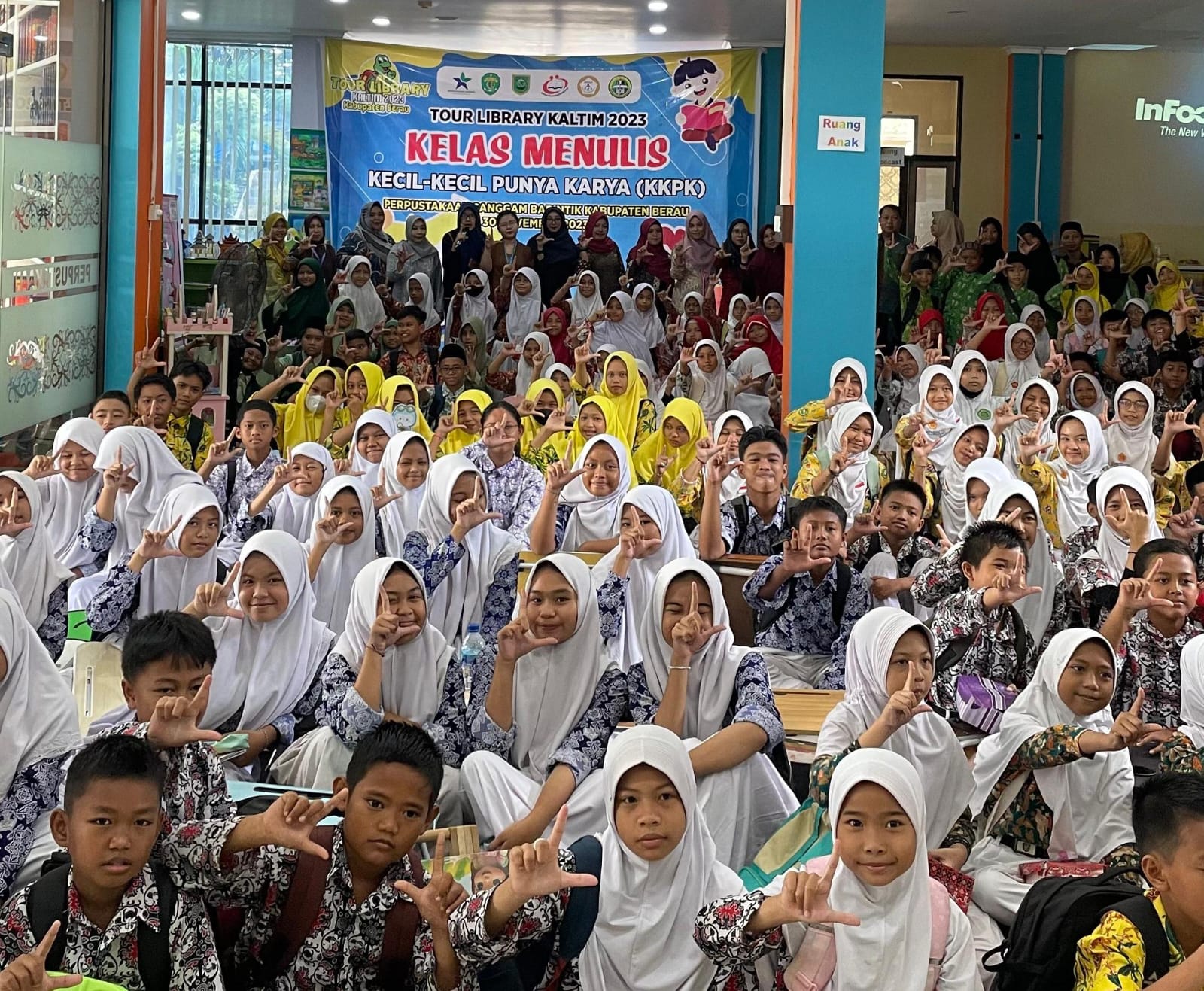 ANTUSIAS: Seratusan peserta dari SD dan SMP begitu tertarik mengikuti serangkaian pembelajaran dalam kelas menulis KKPK, Kamis (30/11).